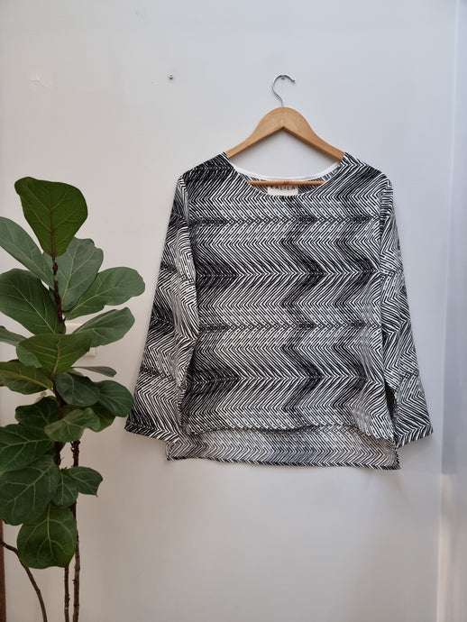 Black & White Print Slit Sleeve Top
