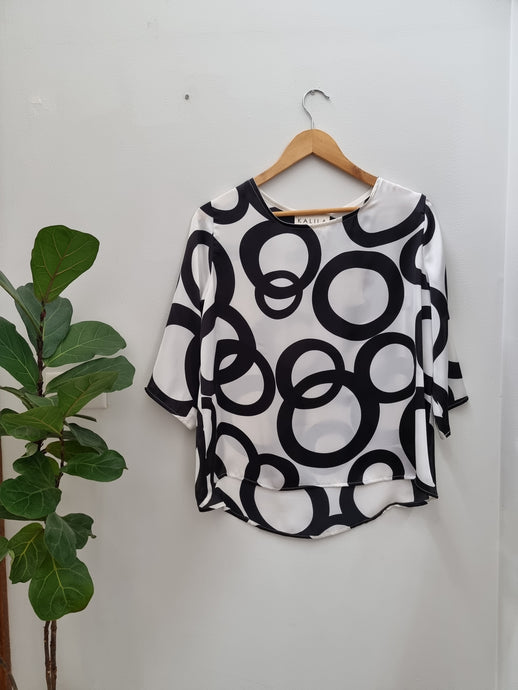 Black & White Circles Print Shift Top